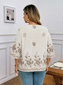 Comfylo 大码春夏休闲花卉刺绣翻领七分袖衬衫 - 白色 - 查看 14