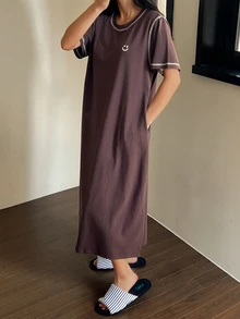 DAZY 圖案印花對比滾邊設計女款長版休閒家居睡裙 T-shirt 洋裝 - 咖啡棕 - 查看 6