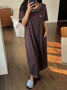 DAZY 圖案印花對比滾邊設計女款長版休閒家居睡裙 T-shirt 洋裝 - 咖啡棕 - 查看 3