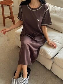 DAZY 圖案印花對比滾邊設計女款長版休閒家居睡裙 T-shirt 洋裝 - 咖啡棕 - 查看 4