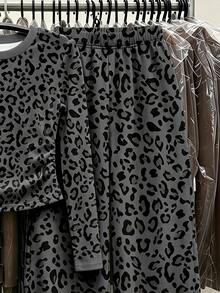 (1 Set) Kaos Lengan Panjang dan Celana Panjang Lebar Minimalis Kasual Modis Musim Gugur Motif Leopard Abu-abu Gelap dengan Pinggang Berkerut untuk Remaja Perempuan - MultiWarna - View 5