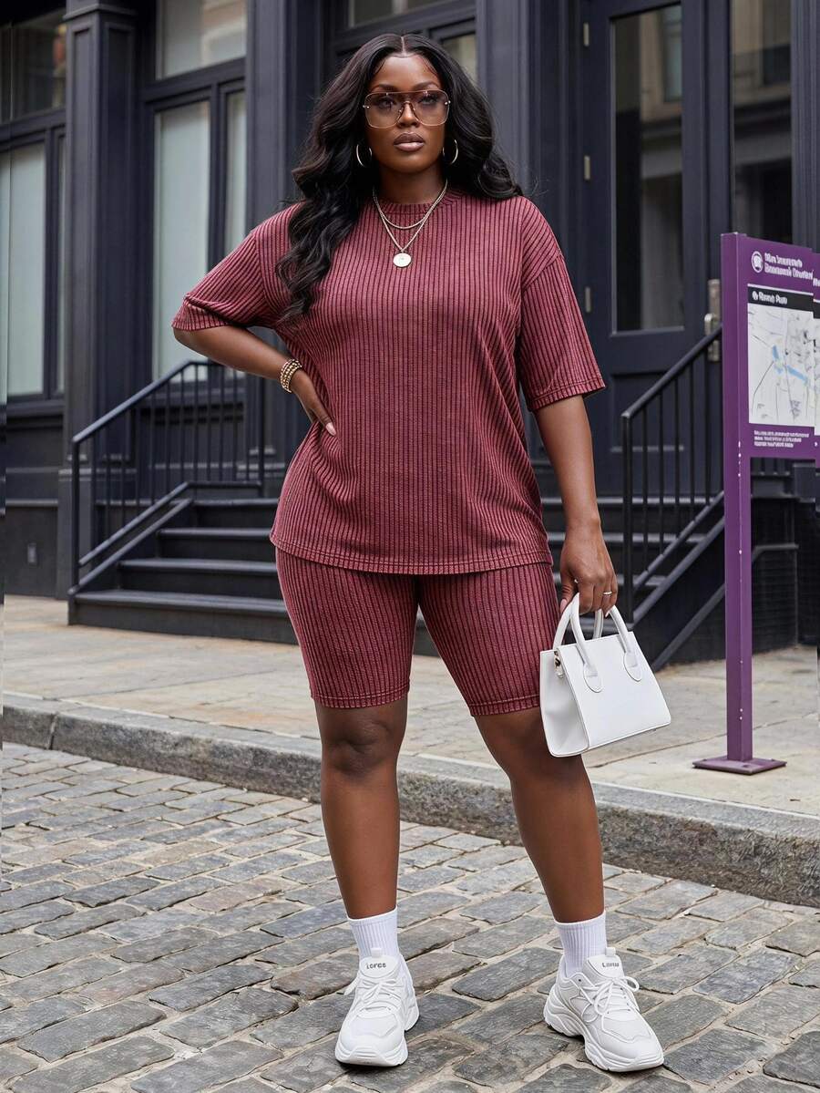 Slaydiva Plus Size Women 2pcs Set - Round Neck Short Sleeve T-Shirt And Shorts, Casual - Red - View 1