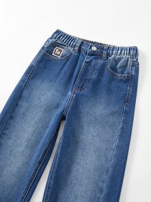 SHEIN 男童牛仔長褲，四季皆宜，柔軟棉質，休閒街頭風，彈性腰頭，口袋貼布設計，寬鬆錐形剪裁，中藍色水洗褲 - 中等水洗藍 - 查看 7