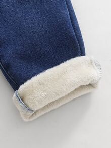 SHEIN Vintaside Kids 男童丹寧長褲，秋冬款，抓絨內裡，柔軟棉質，休閒時尚百搭，極簡風，全鬆緊腰頭，裝飾抽繩，複合膚色仿超絨面料，柔軟舒適，修身彈性，深藍水洗丹寧長褲，適合日常穿著與度假 - 深色水洗藍 - 查看 7