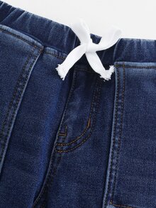 SHEIN Vintaside Kids 男童丹寧長褲，秋冬款，抓絨內裡，柔軟棉質，休閒時尚百搭，極簡風，全鬆緊腰頭，裝飾抽繩，複合膚色仿超絨面料，柔軟舒適，修身彈性，深藍水洗丹寧長褲，適合日常穿著與度假 - 深色水洗藍 - 查看 5