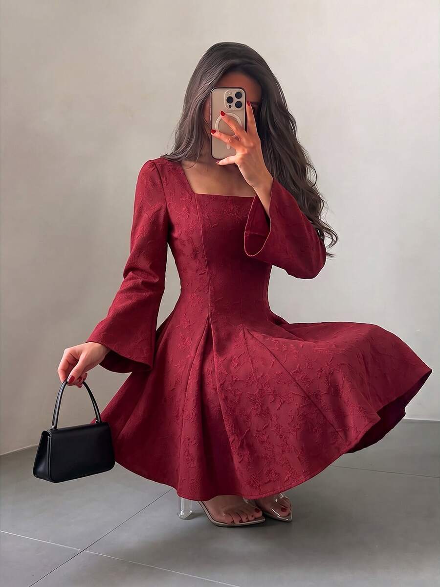 Modelyn 秋冬女款復古優雅方領紋理提花喇叭袖收腰大擺短洋裝，適合約會