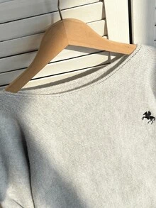 SHEIN 女童毛衣一件，时尚露肩宽松慵懒黑色骏马刺绣图案灰色蝙蝠袖短款套头衫。厚度适中，下摆和袖口整齐，柔软舒适，纯色干净百搭。适合秋冬季日常穿着、上学、购物、聚会、居家等各种场合。 - 淺灰色 - 查看 5