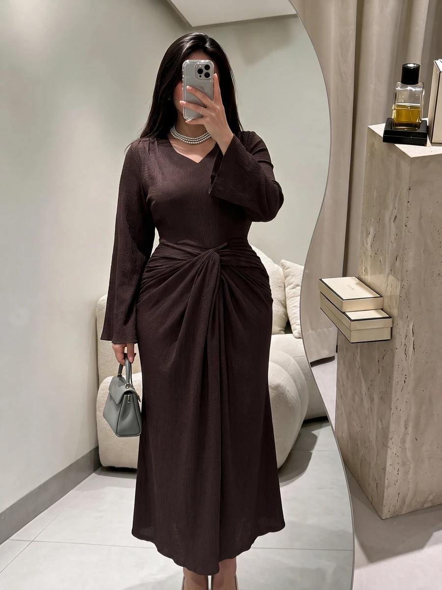 Modelyn 大尺碼女款棕色紋理針織長袖扭腰A字優雅浪漫喇叭袖洋裝 - 棕色 - 查看 1