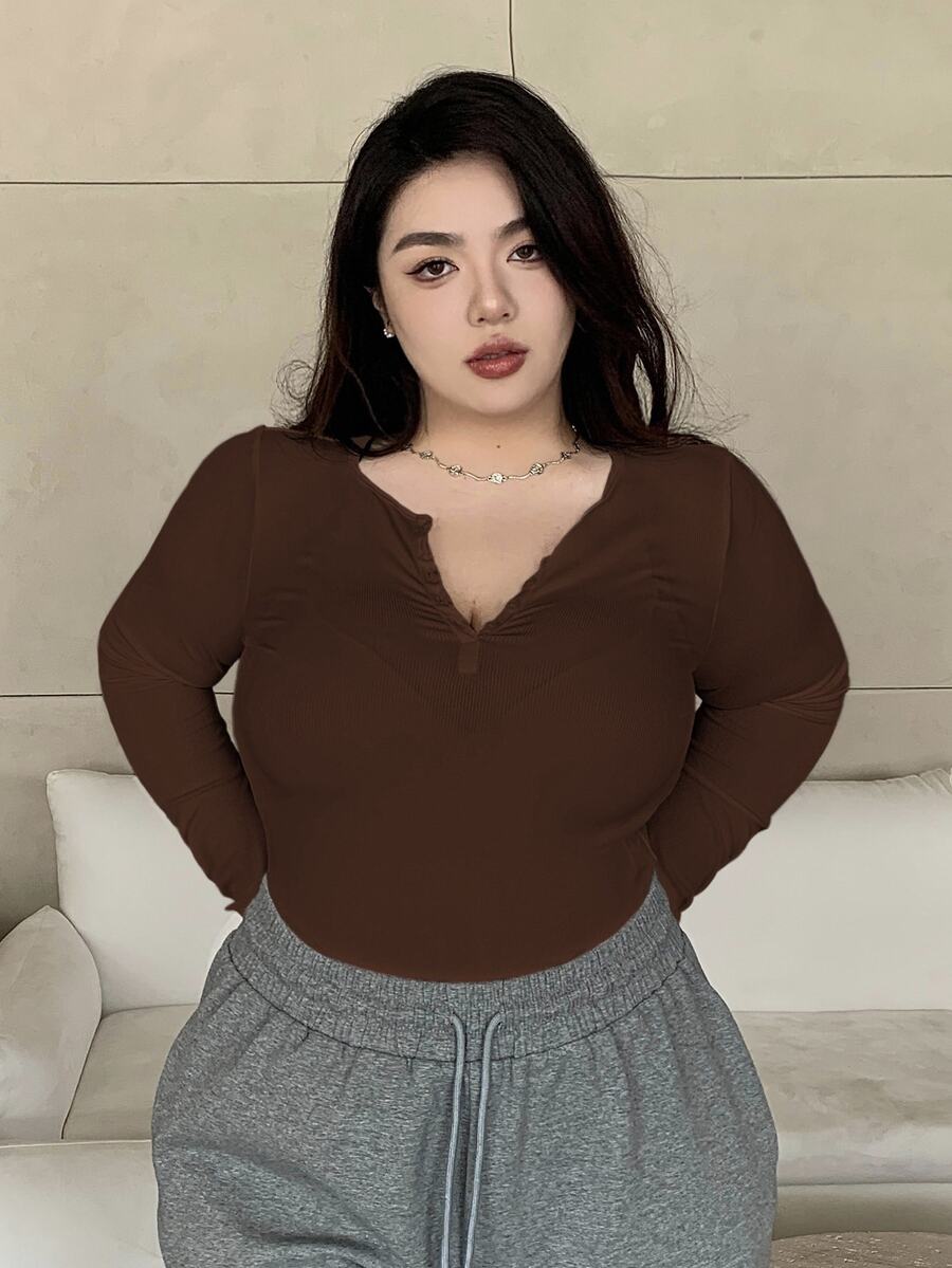 Dazy Plus Camiseta de manga larga con cuello entallado y abertura, ropa de otoño para tallas grandes - Café integral - Ver 1