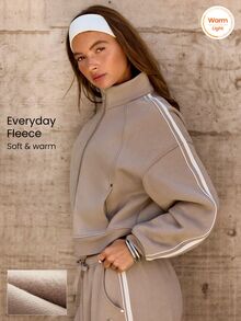 GLOWMODE Cozy Street Collection Everyday Embrace The Glow 雙袖滾邊金屬 Logo 抓絨飛行夾克，日常休閒秋冬穿搭 - 卡其色 - 查看 1