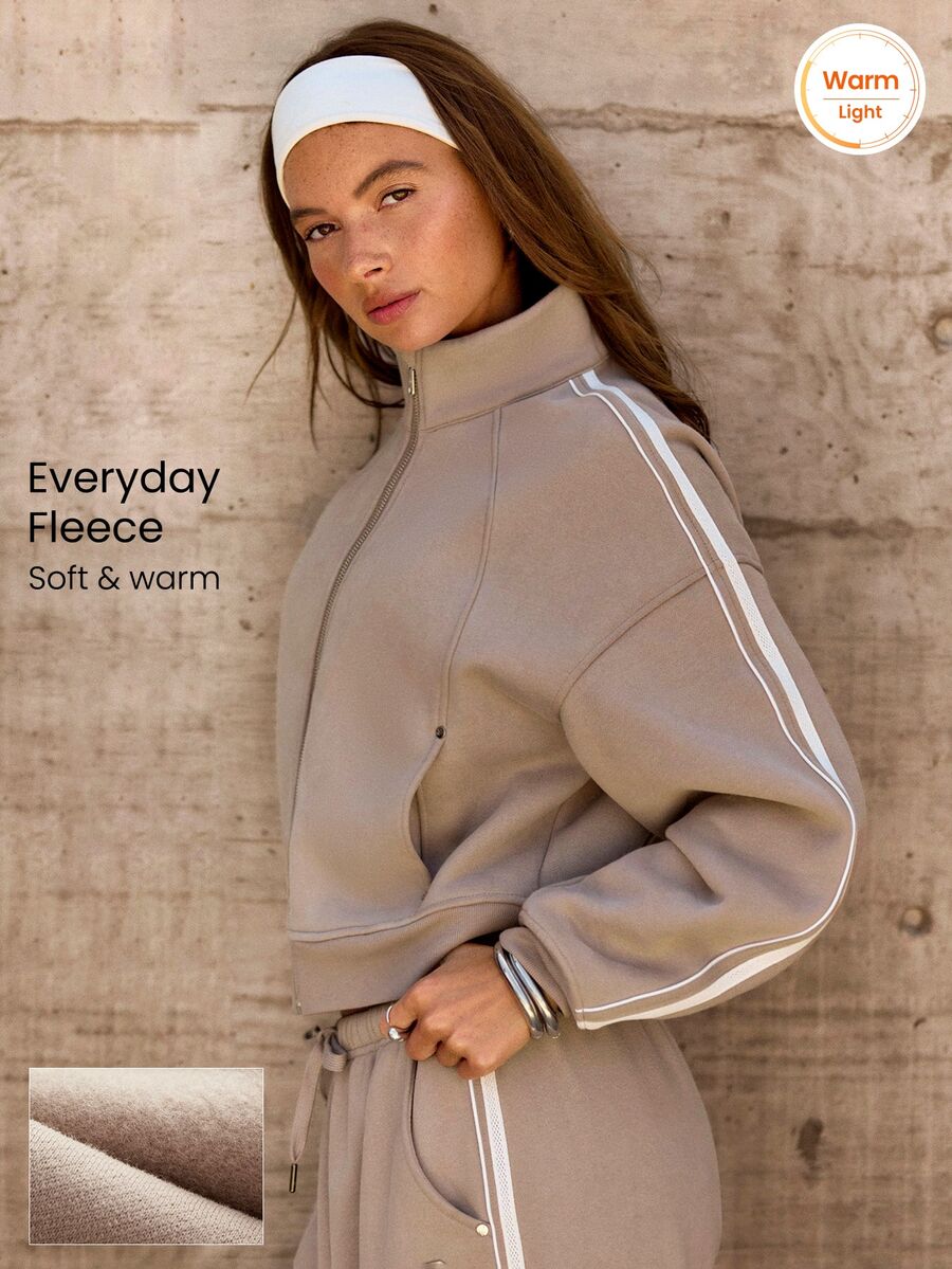 GLOWMODE Cozy Street Collection Everyday Embrace The Glow 雙袖滾邊金屬 Logo 抓絨飛行夾克,日常休閒秋冬穿搭 - 卡其色 - 查看 1