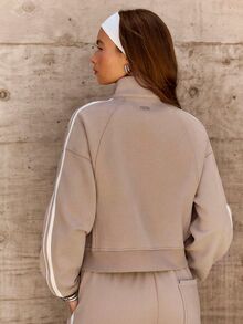 GLOWMODE Cozy Street Collection Everyday Embrace The Glow 雙袖滾邊金屬 Logo 抓絨飛行夾克，日常休閒秋冬穿搭 - 卡其色 - 查看 3