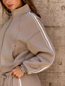 GLOWMODE Cozy Street Collection Everyday Embrace The Glow 雙袖滾邊金屬 Logo 抓絨飛行夾克，日常休閒秋冬穿搭 - 卡其色 - 查看 6