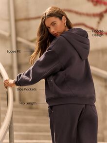 GLOWMODE هودي Cozy Street Collection من الصوف الناعم بقصة مريحة وطول الورك، مع جيوب مزينة بالمسامير وتفاصيل الشعار، للارتداء اليومي الكاجوال في الخريف والشتاء - Dark Truffle - مشاهدة 2