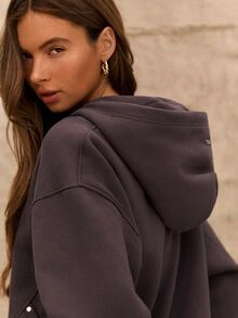 GLOWMODE هودي Cozy Street Collection من الصوف الناعم بقصة مريحة وطول الورك، مع جيوب مزينة بالمسامير وتفاصيل الشعار، للارتداء اليومي الكاجوال في الخريف والشتاء - Dark Truffle - مشاهدة 4