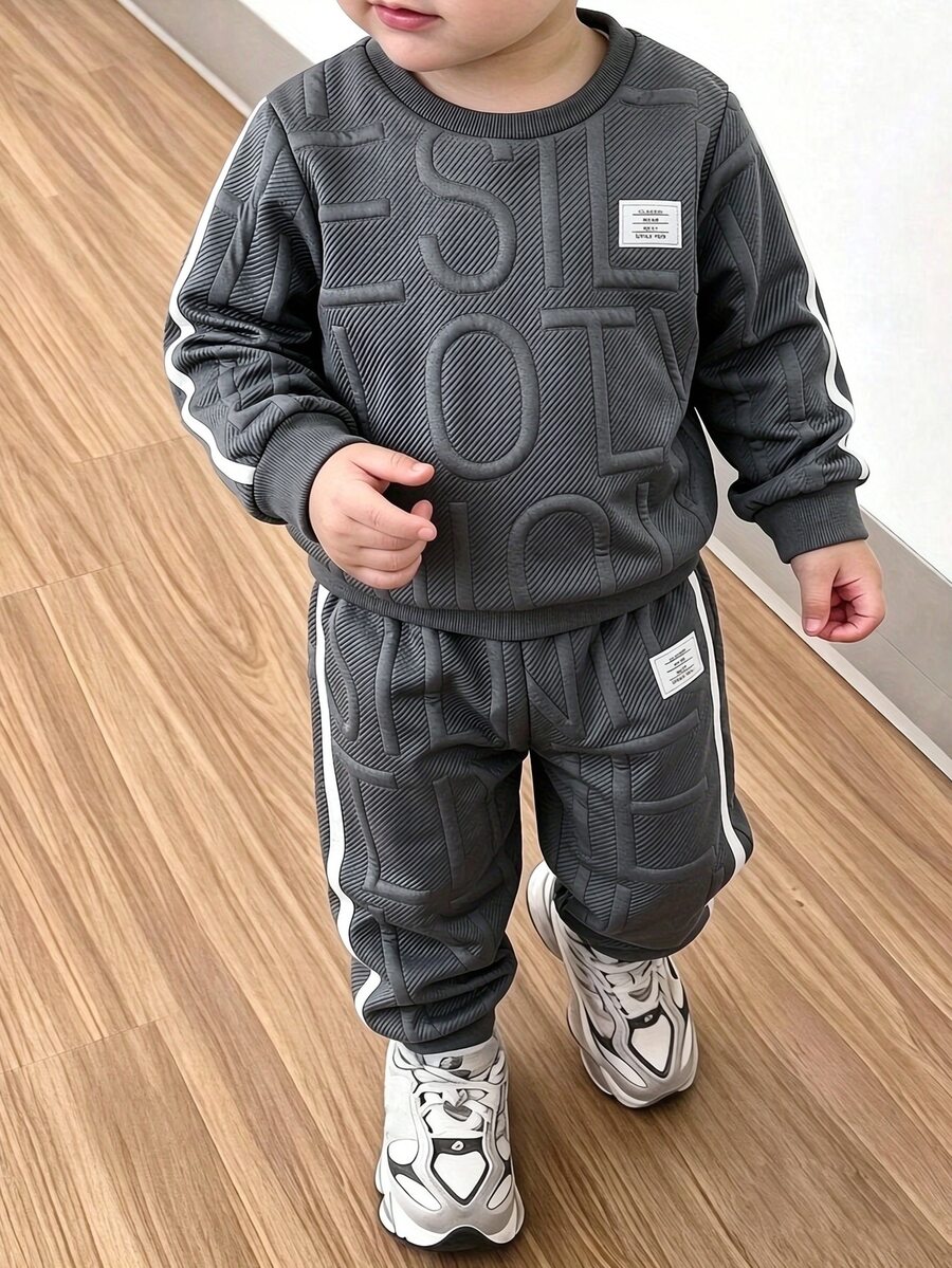 Genkimix Kids 2件組小男孩休閒運動學院風街頭可愛酷感長袖圓領衛衣+長褲套裝,適合日常穿著、上學、外出、運動,春秋季節穿著,整體設計簡約優雅,穿著舒適,展現休閒時尚形象 - 深灰色 - 查看 1