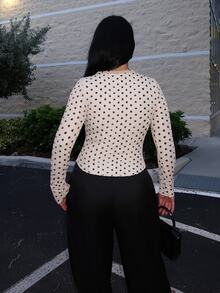 Dayanna Comas 女款春夏波西米亞風度假情人節音樂節休閒波點圖案V領長袖針織上衣 - 杏色 - 查看 2