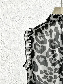 SHEIN Franclia 女款全印花荷葉邊休閒浪漫優雅百搭日常出遊襯衫 度假風黑白豹紋 夏季早午餐 - 黑與白 - 查看 4