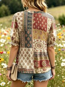 SHEIN بلوزة فضفاضة بمقاس كبير بتصميم عتيق بنقشة بايزلي وزهور مرقعة وياقة على شكل حرف V وأكمام بتصميم بتلات وحافة مكشكشة - متعدد الألوان - مشاهدة 2