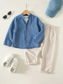 SHEIN 2件組男童休閒立領牛仔襯衫與白色杏色長褲套裝，牛仔套裝，男孩穿搭 - 彩色 - 查看 1