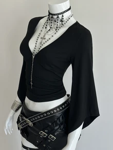 EgrlEra Camiseta ajustada de cuello en V profundo, sexy, estilo gótico, con mangas acampanadas, negra, para Halloween, conciertos nocturnos y otoño - Negro - Ver 3