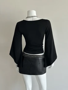 EgrlEra Camiseta ajustada de cuello en V profundo, sexy, estilo gótico, con mangas acampanadas, negra, para Halloween, conciertos nocturnos y otoño - Negro - Ver 2