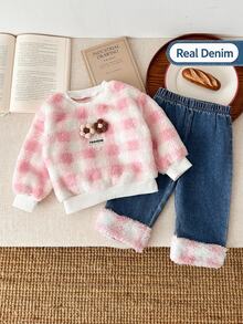 SHEIN Vintaside Kids 女嬰女童冬季羅紋圓領長袖抓絨時尚衛衣搭配百搭休閒水洗牛仔長褲套裝，適合外出、旅行、寒冷天氣購物與休閒穿著 - 淺粉色 - 查看 3
