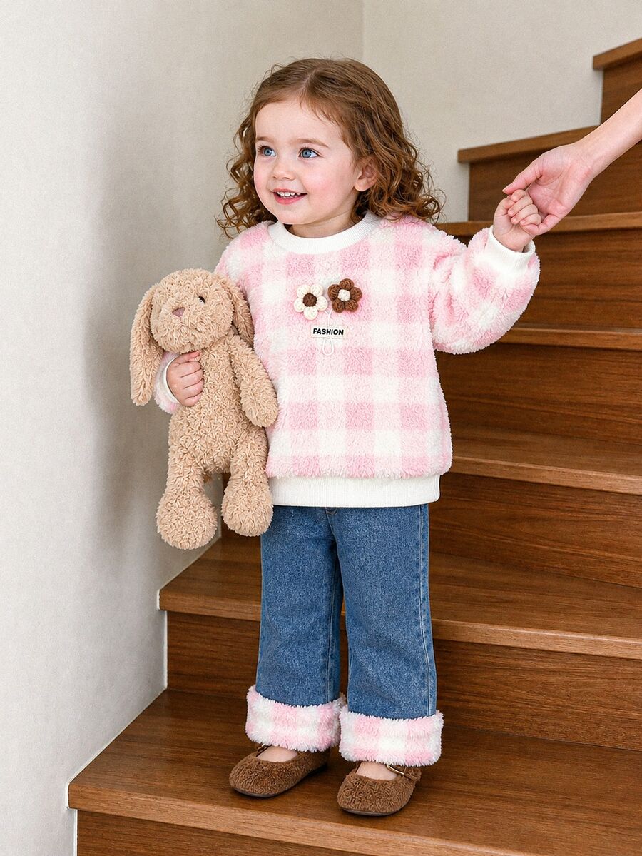 SHEIN Vintaside Kids 女嬰女童冬季羅紋圓領長袖抓絨時尚衛衣搭配百搭休閒水洗牛仔長褲套裝,適合外出、旅行、寒冷天氣購物與休閒穿著 - 淺粉色 - 查看 1