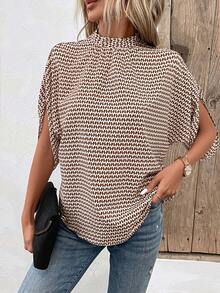 EMERY ROSE Blusa con estampado de manga con abertura de cuello alto - Caqui - Ver 6