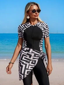 SHEIN Swim 3件套中东风情印花短袖上衣、短裤和罩衫，2026春夏新款女士泳装沙滩度假系列：优雅、浪漫、性感、甜美；简约、休闲、百搭；采用蝴蝶结比基尼设计，配有可拆卸胸垫，以及充满活力的假日主题彩色印花。是夏季郊游、海滩度假、海岛之旅和日光浴的理想之选。 - 彩色 - 查看 6