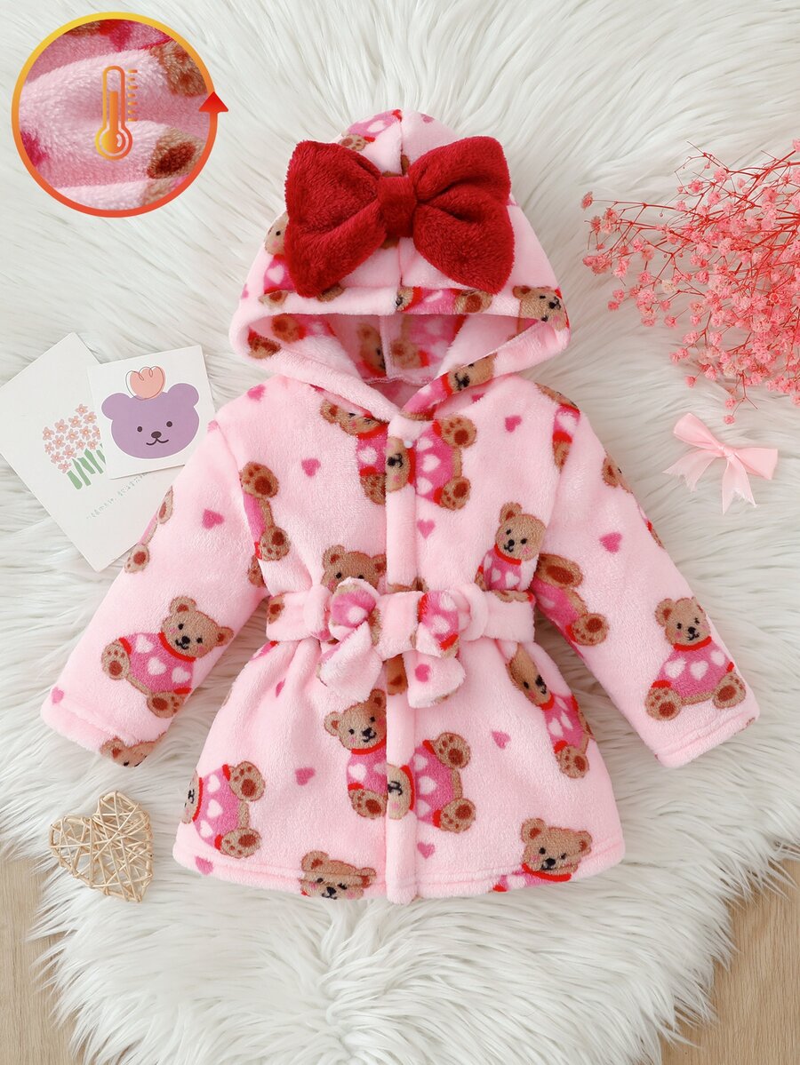 SHEIN 聖誕秋冬雙面法蘭絨保暖內裡加厚新生兒浴袍 粉色底色可愛紅色熊印花 附紅色3D毛絨蝴蝶結 長袖長款睡袍 - 粉色 - 查看 1