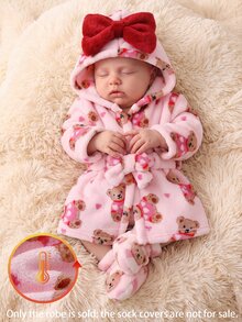SHEIN 聖誕秋冬雙面法蘭絨保暖內裡加厚新生兒浴袍 粉色底色可愛紅色熊印花 附紅色3D毛絨蝴蝶結 長袖長款睡袍 - 粉色 - 查看 6