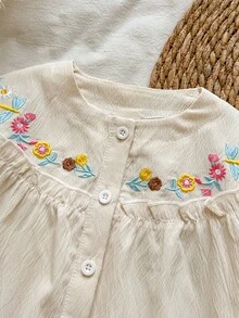 SHEIN Vintaside Kids 女童春/秋季可愛花卉刺繡荷葉邊長袖上衣，甜美鈕扣休閒田園風上衣，適合秋季出遊、生日派對、學校、日常穿著，百搭時尚兒童開襟上衣 - 杏色 - 查看 6