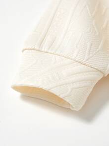 SHEIN 這款運動衫適合男孩在冬季、秋季和春季 5-15°C 的溫度下戶外通勤穿著。設計展現紳士風格，提花面料營造休閒優雅氛圍。翻領設計增添時尚感，滿足不同季節的穿著需求。簡約大方的風格易於搭配其他衣物，適合各種場合。 - 杏色 - 查看 7