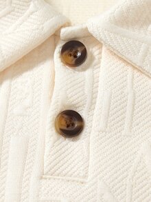 SHEIN 這款運動衫適合男孩在冬季、秋季和春季 5-15°C 的溫度下戶外通勤穿著。設計展現紳士風格，提花面料營造休閒優雅氛圍。翻領設計增添時尚感，滿足不同季節的穿著需求。簡約大方的風格易於搭配其他衣物，適合各種場合。 - 杏色 - 查看 6