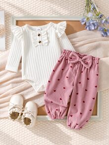 SHEIN Vintaside Kids 3件組女嬰連身衣褲套裝，可愛米白色與粉色蝴蝶結荷葉邊愛心羅紋長袖圓領套頭衣，附髮帶，適合生日、家庭派對、秋季穿著 - 粉色 - 查看 4