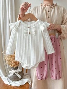 SHEIN Vintaside Kids 3件組女嬰連身衣褲套裝，可愛米白色與粉色蝴蝶結荷葉邊愛心羅紋長袖圓領套頭衣，附髮帶，適合生日、家庭派對、秋季穿著 - 粉色 - 查看 7