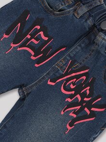 SHEIN 男童牛仔長褲 秋冬款，柔軟棉質，休閒時尚百搭舒適，極簡風，全鬆緊腰頭，經典五口袋款式，正面個性字母印花＋側面火焰印花設計，修身彈性版型，復古深藍水洗牛仔長褲，適合日常穿著與度假 - 深色水洗藍 - 查看 5