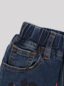 SHEIN 男童牛仔長褲 秋冬款，柔軟棉質，休閒時尚百搭舒適，極簡風，全鬆緊腰頭，經典五口袋款式，正面個性字母印花＋側面火焰印花設計，修身彈性版型，復古深藍水洗牛仔長褲，適合日常穿著與度假 - 深色水洗藍 - 查看 4