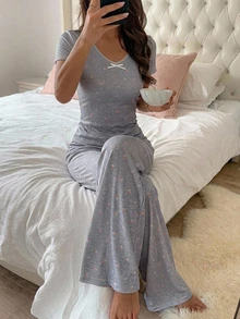 DAZY 2件組甜美碎花修身短袖T恤與直筒長款睡褲套裝，女款夏季居家睡衣套裝 - 灰色 - 查看 5