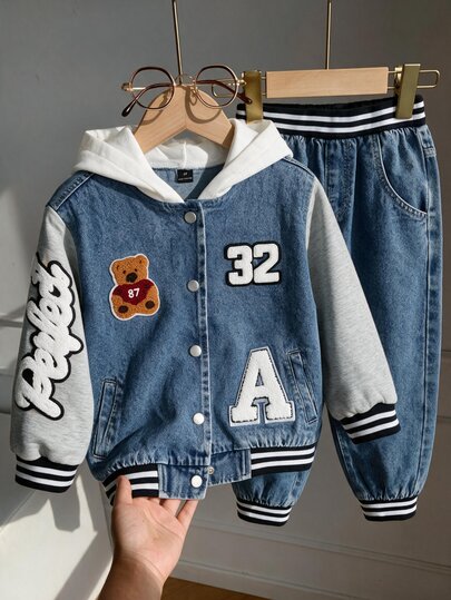 Conjunto de pantalones jogger de mezclilla para niños, estilo preppy casual para todas las estaciones, mezclilla azul claro lavada con oso de dibujos animados, bordado de toalla con letras, rayas de patchwork, puños acanalados, ajuste holgado, tela de mezclilla de algodón puro suave y cómoda, camiseta interior blanca, versátil para uso diario, regreso a la escuela, escuela, salidas, uso en fiestas, éxito de en primavera/verano, conjunto de 2 piezas de mezclilla estilo béisbol para niños