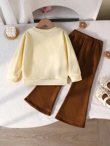 SHEIN Elladie kids 2件組女孩甜酷風3D手工鉤編花飾杏色上衣＋棕色喇叭褲套裝，杏色上衣配棕色手工鉤編花，整體風格偏向甜酷，適合返校、外出、街頭穿搭 - 棕色 - 查看 2