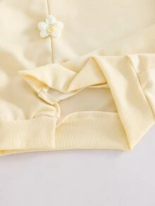 SHEIN Elladie kids 2件組女孩甜酷風3D手工鉤編花飾杏色上衣＋棕色喇叭褲套裝，杏色上衣配棕色手工鉤編花，整體風格偏向甜酷，適合返校、外出、街頭穿搭 - 棕色 - 查看 5