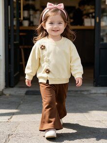 SHEIN Elladie kids 2件組女孩甜酷風3D手工鉤編花飾杏色上衣＋棕色喇叭褲套裝，杏色上衣配棕色手工鉤編花，整體風格偏向甜酷，適合返校、外出、街頭穿搭 - 棕色 - 查看 3