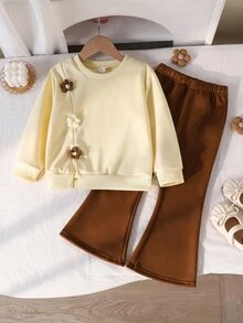 SHEIN Elladie kids 2件組女孩甜酷風3D手工鉤編花飾杏色上衣＋棕色喇叭褲套裝，杏色上衣配棕色手工鉤編花，整體風格偏向甜酷，適合返校、外出、街頭穿搭 - 棕色 - 查看 9