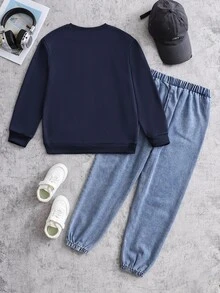 SHEIN 2pcs Tween Boy Fashion Navy Blue Sweatshirt & Washed Denim Jeans Set, Patchwork Denim Pocket Design, Soft Comfortable Fabric, Easy To Wear, Suitable For Spring And Autumn, School, Outings, Must-Have Street Style Outfit For Boys - Blue - View 3