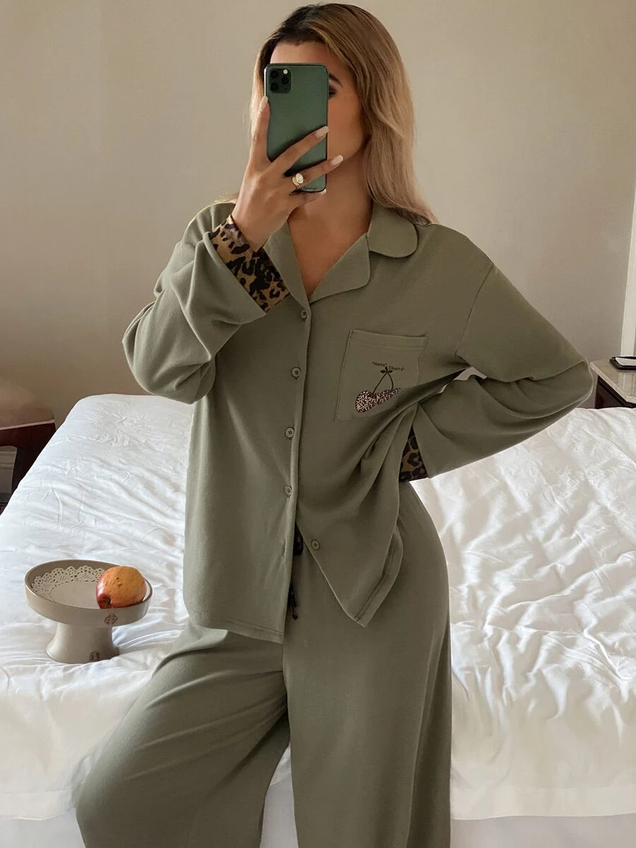 DAZY طقم بيجامة نسائي بلون موحد مع ملابس علوية بياقة وأكمام طويلة وطبعة نمر وتصميم باتشوورك وبنطلون طويل فضفاض وكاجوال - أخضر - مشاهدة 1