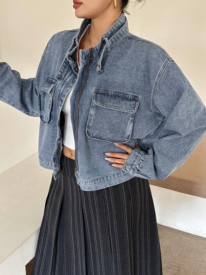 Dazy Plus Jaket Denim Vintage dengan Resleting Depan, Kantong Longgar, Kerah Tegak, Lengan Panjang, Cocok untuk Musim Semi, Musim Panas, dan Musim Gugur.