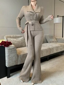 DAZY Setelan 2 Potong Wanita Musim Gugur/Dingin: Sweater Rajut Bergaris Elegan dengan Kerah Lipat, Ikat Pinggang dan Kancing, Dipadukan dengan Celana Panjang Lebar, Warna Aprikot/Camel, Cocok untuk Beraktivitas di Luar Rumah dan Kencan - Aprikot - View 3