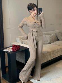 DAZY Setelan 2 Potong Wanita Musim Gugur/Dingin: Sweater Rajut Bergaris Elegan dengan Kerah Lipat, Ikat Pinggang dan Kancing, Dipadukan dengan Celana Panjang Lebar, Warna Aprikot/Camel, Cocok untuk Beraktivitas di Luar Rumah dan Kencan - Aprikot - View 7